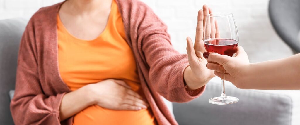 Ingestão de álcool durante a gravidez pode trazer riscos à saúde do bebê, segundo médica.