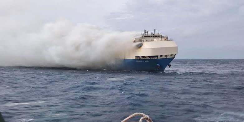 Navio Com Carros De Luxo Pega Fogo No Mar Portal Da Marcela Rosa