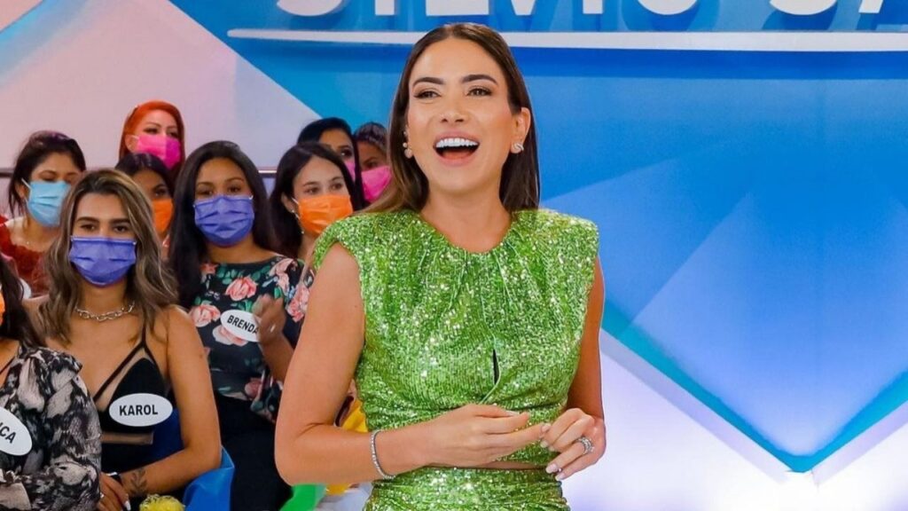 Apresentadora e filha de Silvio Santos, Patrícia Abravanel apresentando o Programa Silvio Santos.