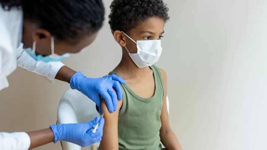 Segunda dose da vacina contra a COVID-19 em crianças com comorbidades é antecipada no Ri de Janeiro.