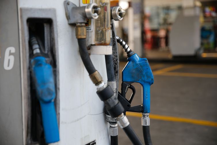 Petrobras anunciar o reajuste de preços da gasolina em 7% e o diesel em 9,2%,