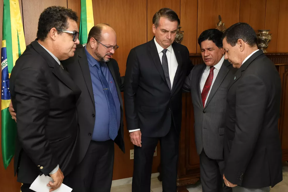 Bolsonaro e Hamilton Mourão, durante encontro com Pastor Gilmar dos Santos — Foto: Marcos Corrêa/PR