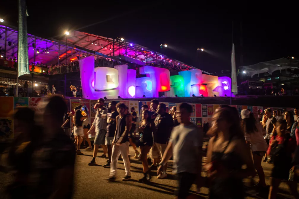 Público caminha no Autódromo de Interlagos ao final do primeiro dia de Lollapalooza 2022 — Foto: Fábio Tito/g1