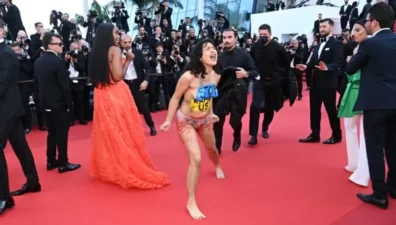 Mulher protesta contra guerra na Ucrânia no tapete vermelho do Festival de Cannes Imagem: Pascal Le Segretain / Getty Images