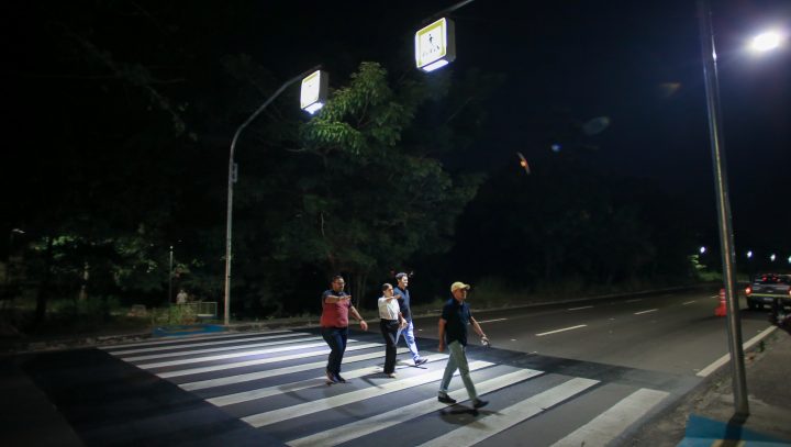 Iluminador de faixa de pedestre é implantado na zona Centro-Sul pela Prefeitura de Manaus