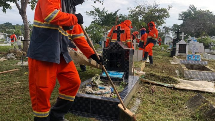 Cemitérios de Manaus recebem limpeza para o Dia dos Pais
