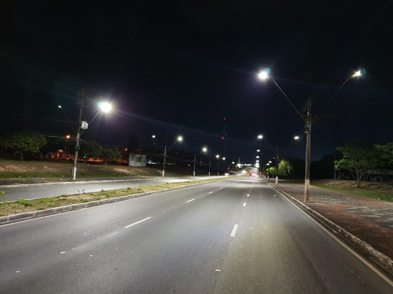 Manausluz faz manutenção na iluminação da avenida Ministro Mário Andreazza