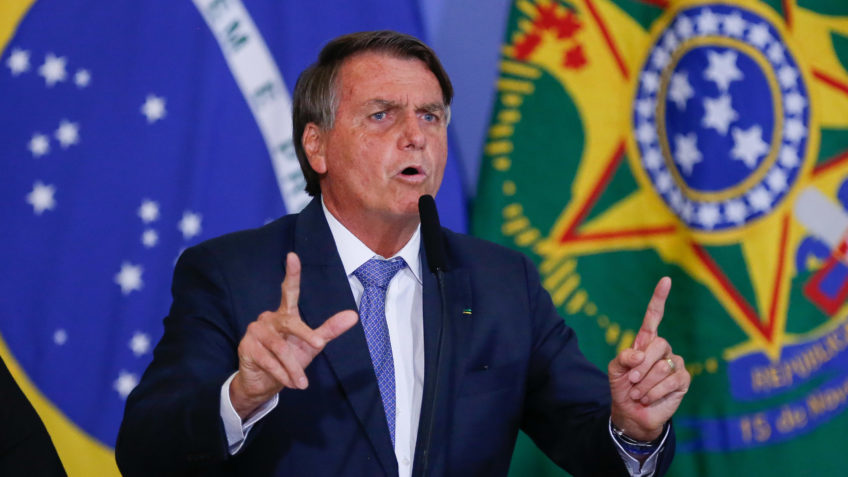 Bolsonaro volta atrás e afirma que 'bancos não perderam quase nada com o Pix'