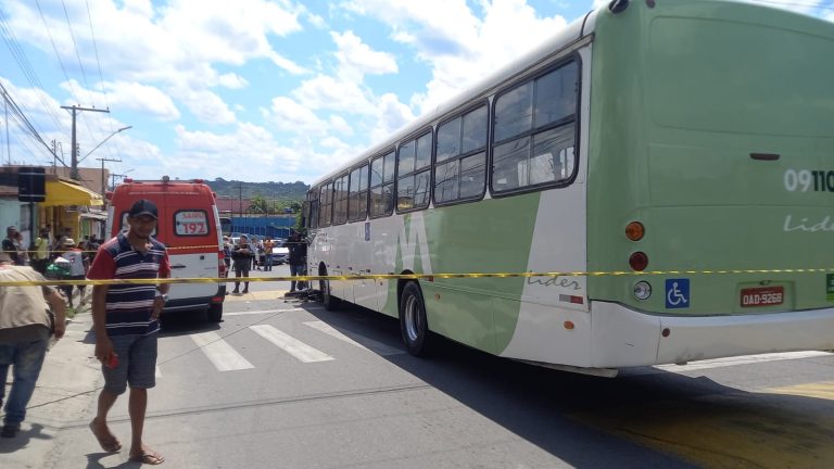 Ônibus invade contramão e atropela motociclista em Manaus