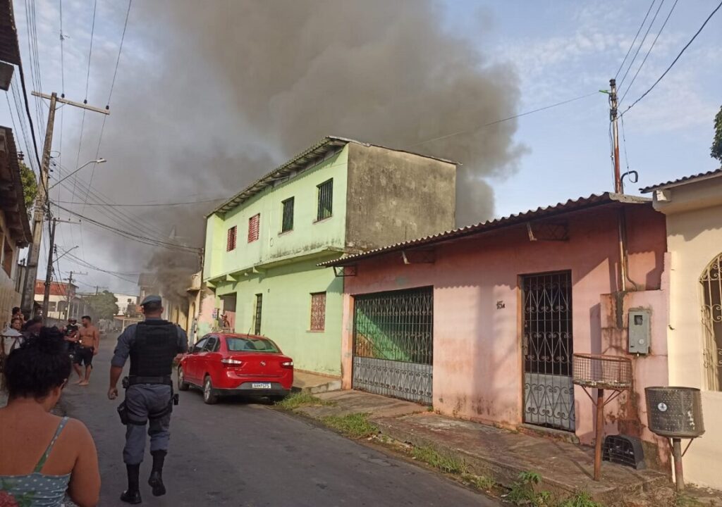 Incêndio atinge casas na Vila Marinho, Zona Oeste