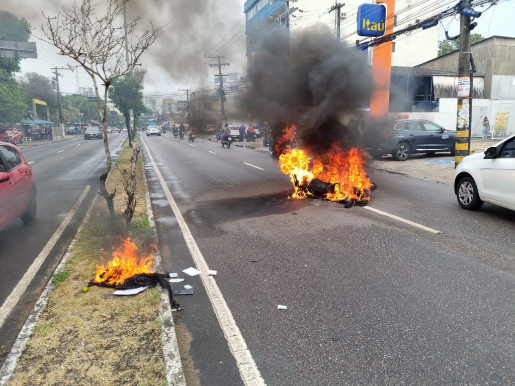 Moto pega fogo e idoso sofre queimaduras em avenida