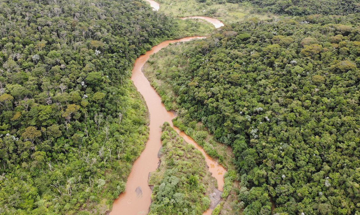 Ministério do Meio Ambiente anuncia fundos para compensar danos ambientais em Mariana