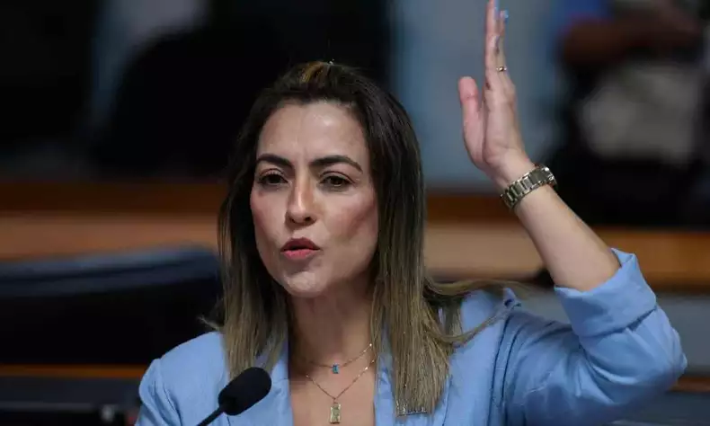 Criticada por Flávio Bolsonaro, Soraya responde: 'Traidores da Pátria'
