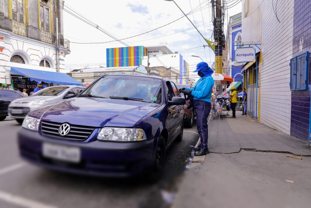 Zona Azul inicia no Vieiralves com agentes para orientar a população