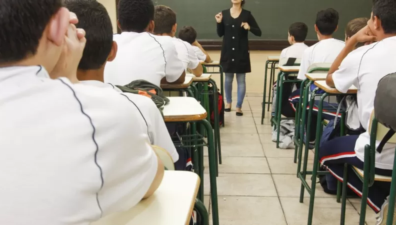 Professores são trancados dentro de sala por alunos em escola do interior de Minas