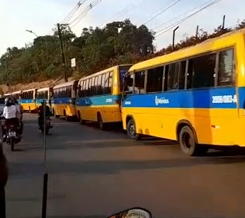 Trabalhadores do “Amarelinhos” fazem protesto e deixam trânsito congestionado