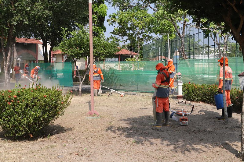 Parque dos Bilhares recebe podagem de árvores e retirada de lixos