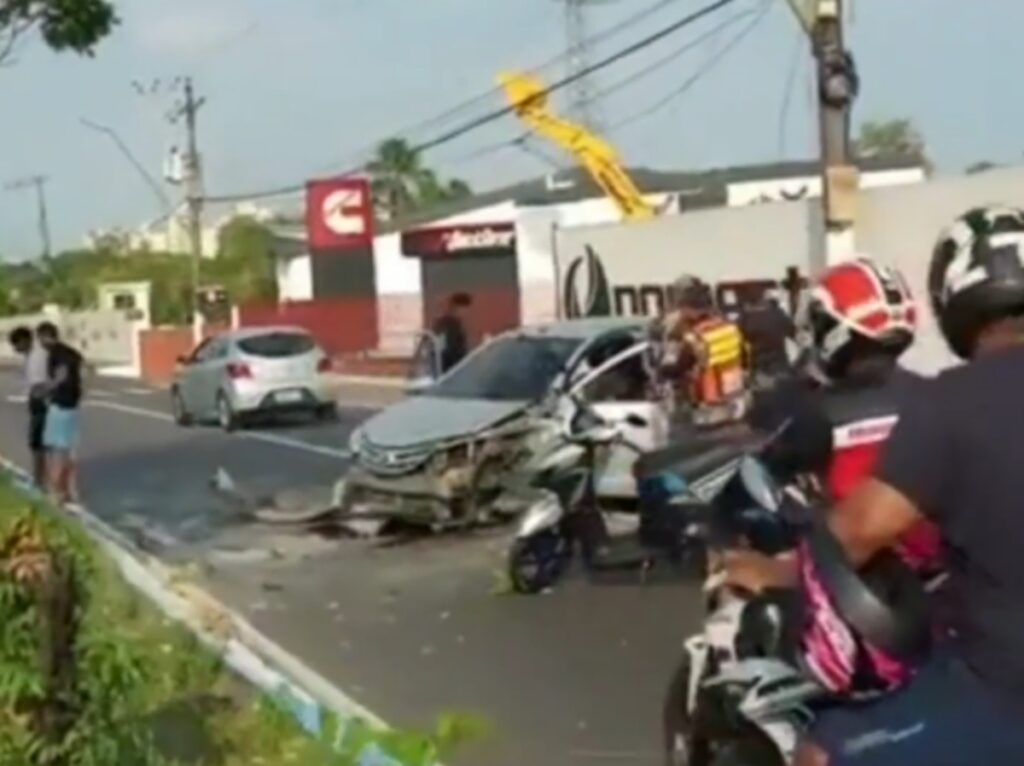 Acidente de carros na Avenida Efigênio Sales deixa pessoas feridas