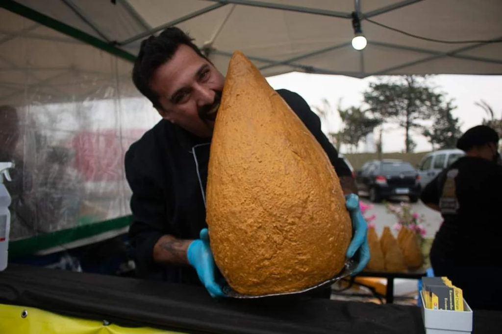 Festival de Comidas Gigantes tem coxinha de 20 kg e brigadeiro de 3 kg