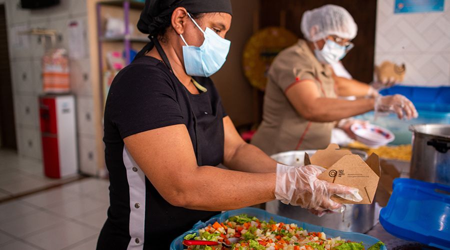 Coca-Cola Brasil e Gastromotiva levam refeições para famílias em situação de vulnerabilidade