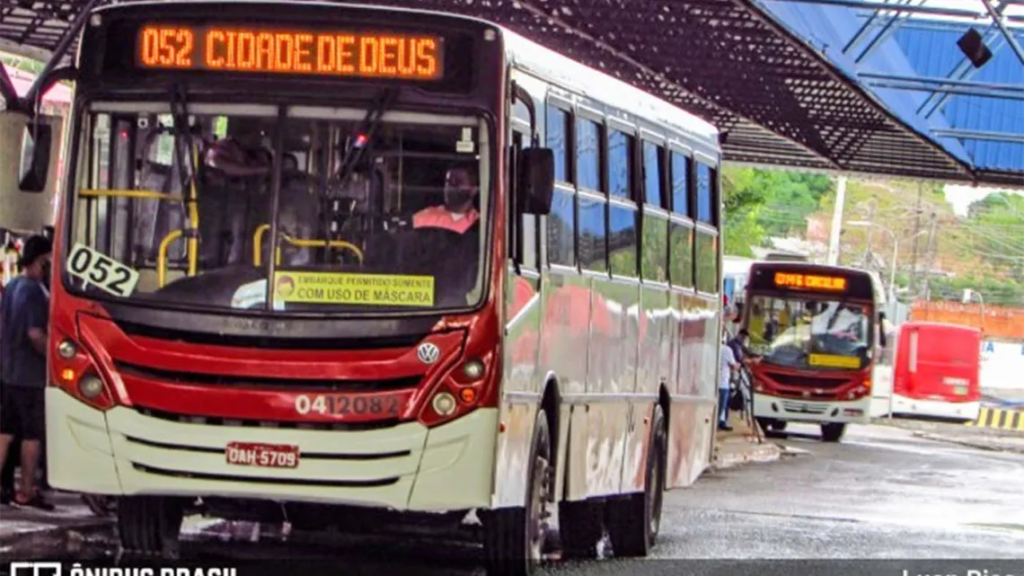 Cobradora é esfaqueada durante assalto em ônibus por criminosos