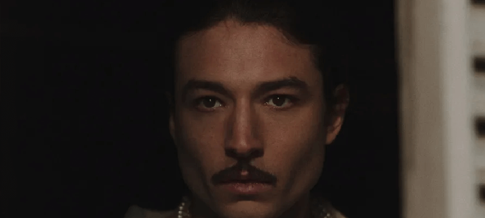 Ezra Miller e Ben Kingsley vivem Salvador Dalí em imagens divulgadas de Dalíland