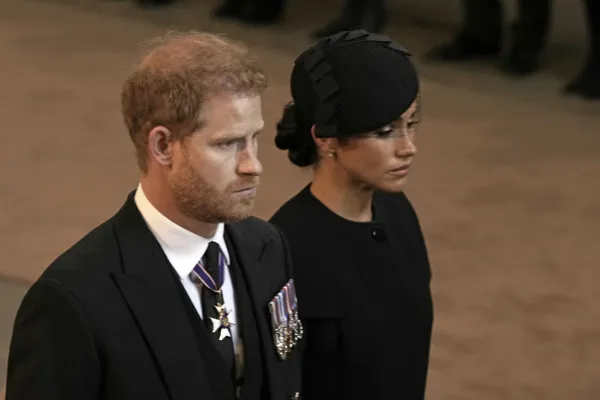 Príncipe Harry e Meghan Markle são 'rebaixados' em site da família real