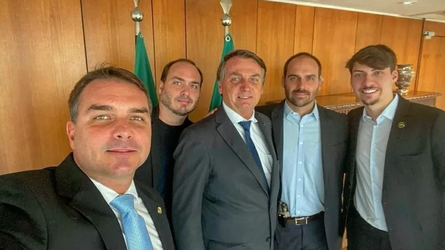 Justiça manda UOL tirar do ar reportagens sobre imóveis da família Bolsonaro