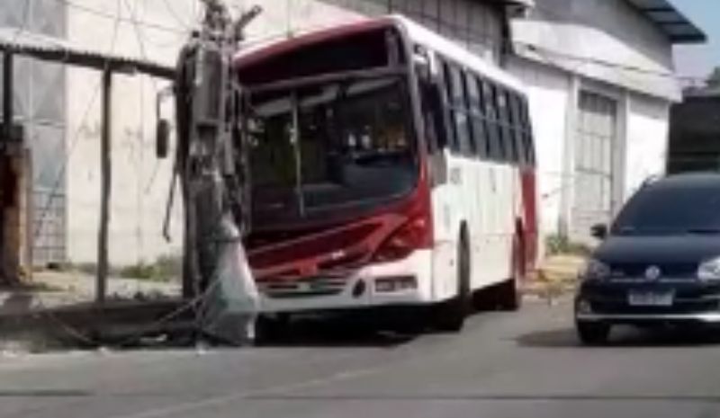 Ônibus entra em pane e bate em poste na zona Norte