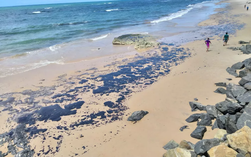 Após 3 anos, praias no Nordeste voltam a relatar manchas de óleo