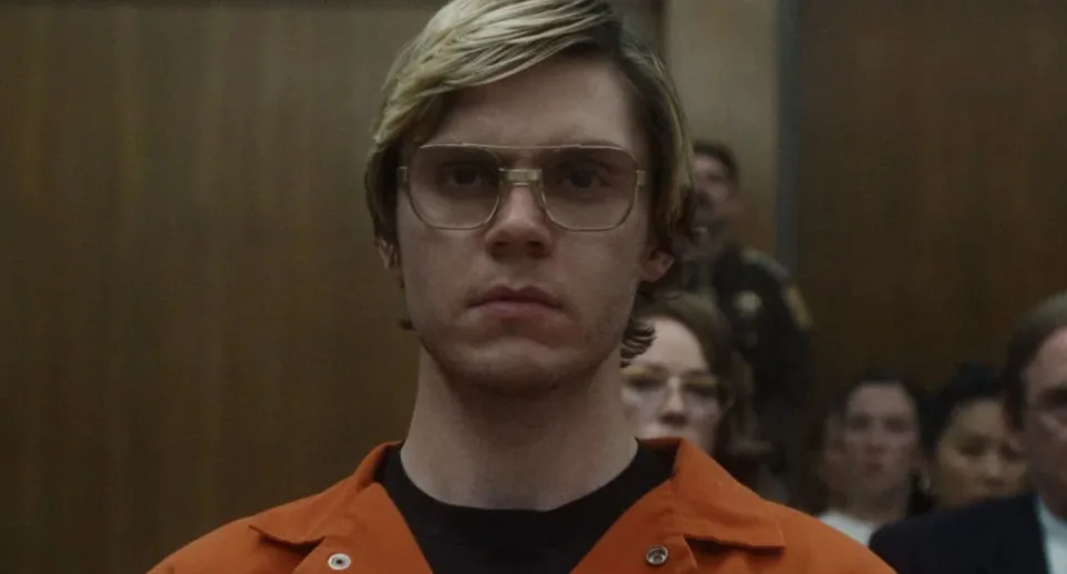 Evan Peters fala sobre preparação para interpretar o serial killer Dahmer