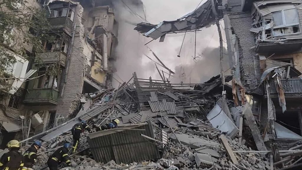 Bombardeio atinge área residencial e deixa 13 mortos em Zaporíjia