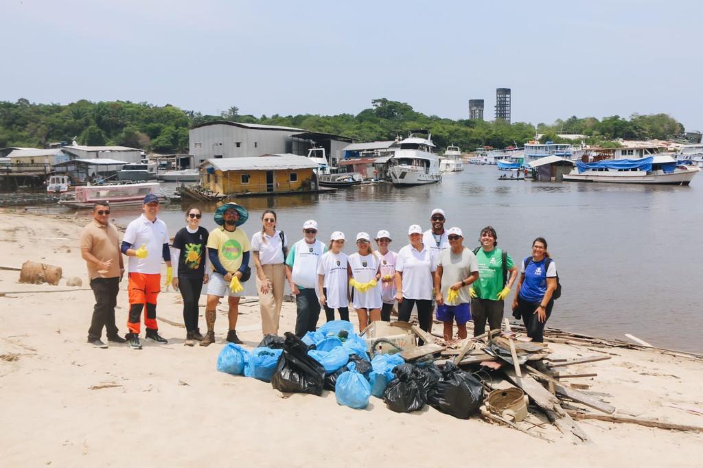 Embaixadora da Suécia participa de ação ambiental em igarapé de Manaus