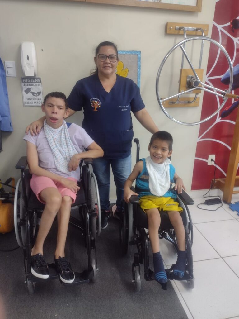 Abrigo Moacyr Alves realiza entrega de cadeiras de rodas