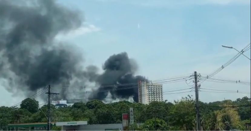 Incêndio de grandes proporções atinge o Distrito Industrial