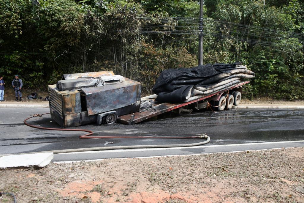 Carreta pega fogo na avenida do Turismo e afeta trânsito