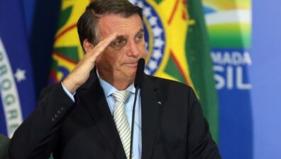 Após ser atendido em hospital, Bolsonaro está no Alvorada e passa bem