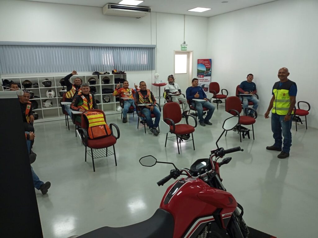 Curso de pilotagem defensiva para mototaxistas é promovida pela prefeitura