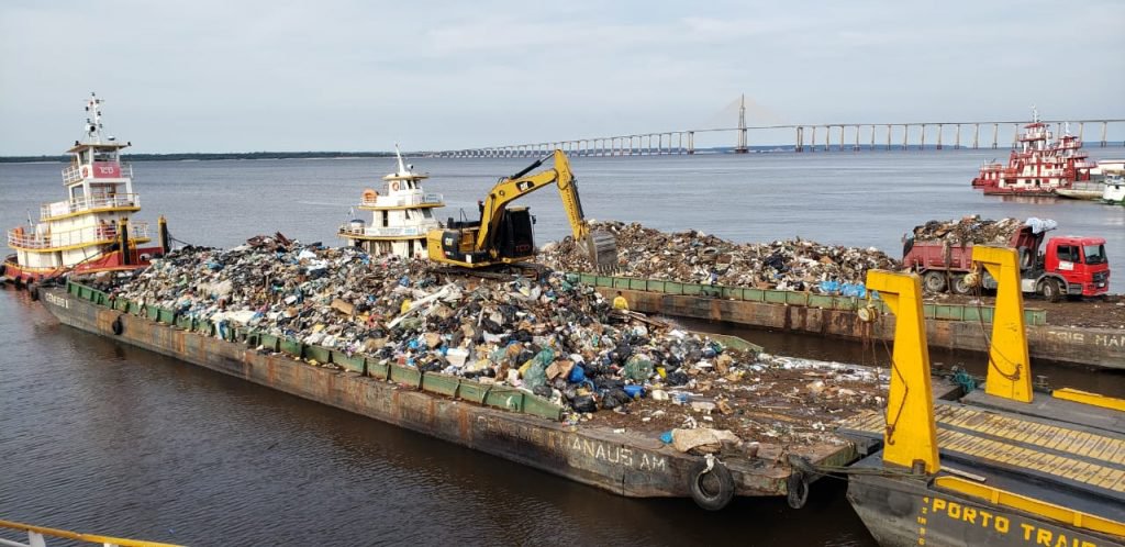 Prefeitura realiza transbordo de resíduos sólidos retirados dos rios e igarapés
