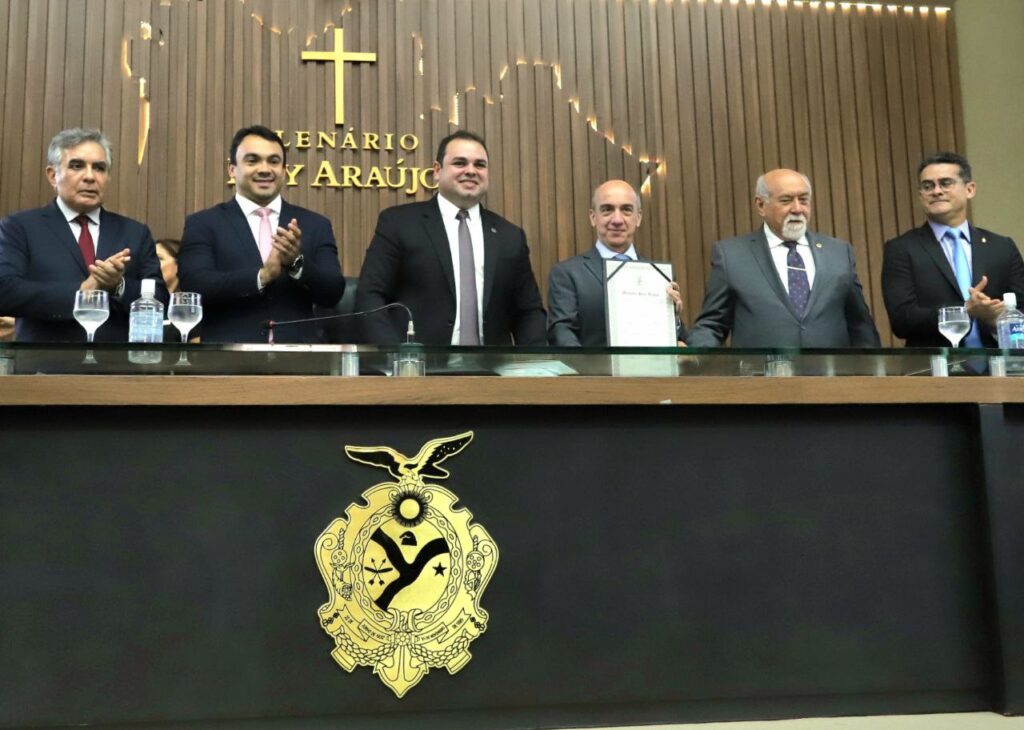 Presidente do TCE-AM recebe Medalha Ruy Araújo concedida pela Aleam