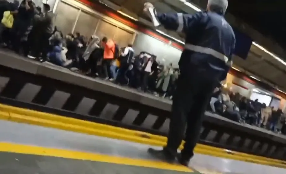 Polícia iraniana abre fogo sobre manifestantes no metrô de Teerã