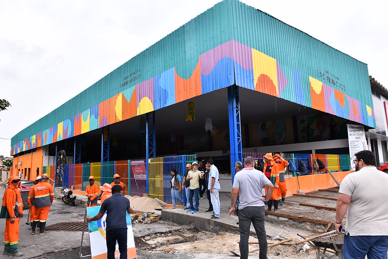 Prefeito David Almeida comemora avanço em revitalização de mercados da zona Sul