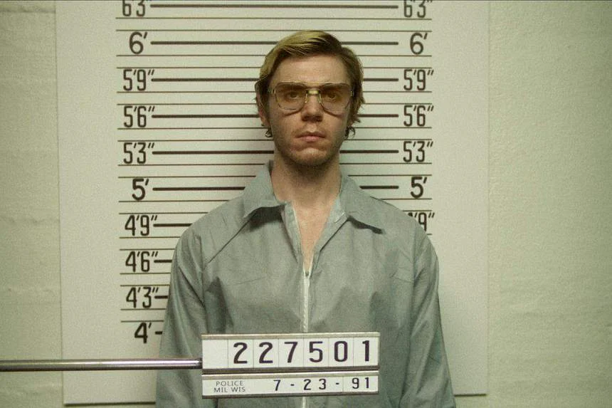 Dahmer se torna 3ª série da Netflix a ter mais de 1 bilhão de horas assistidas