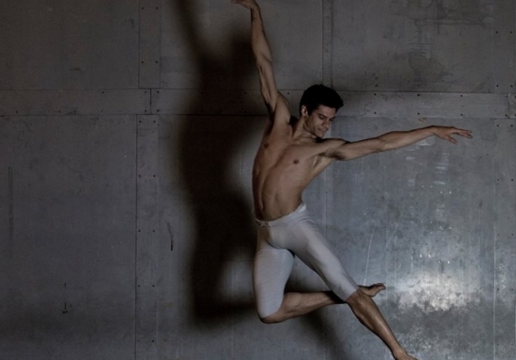 Bailarino internacional, Thiago Soares se prepara para subir ao palco em última turnê