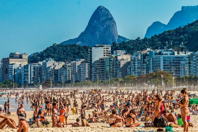 Mais de 610 toneladas de lixo são recolhidos das praias do Rio