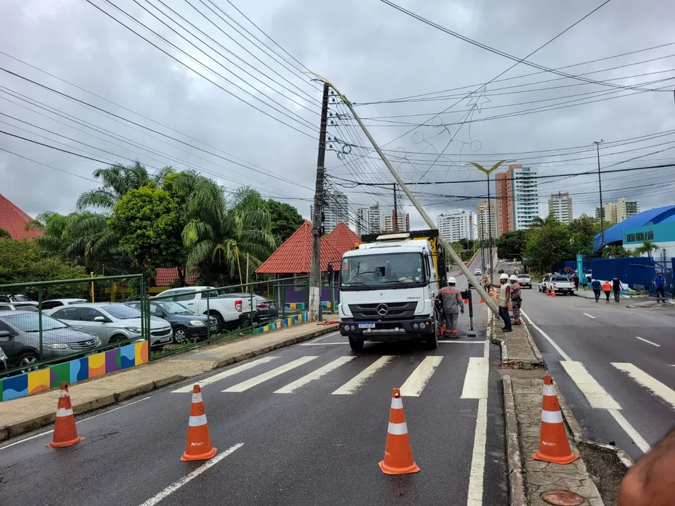 Moradores da Avenida Maceió ficam sem energia elétrica, após motorista bater em poste