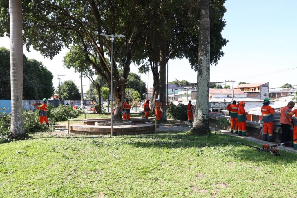 Ações de limpeza no bairro Praça 14 e outros pontos são realizados pela prefeitura