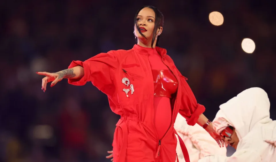 Rihanna aparece grávida do seu segundo filho em apresentação no Super Bowl