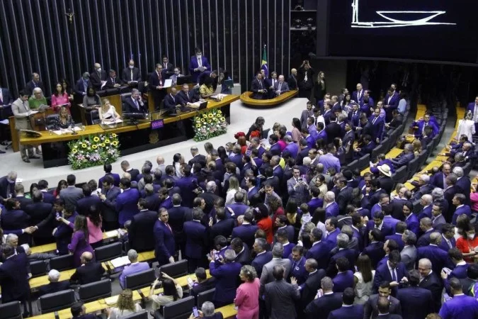 Câmara aprova medida que reduz tributação sobre viagens internacionais de brasileiros