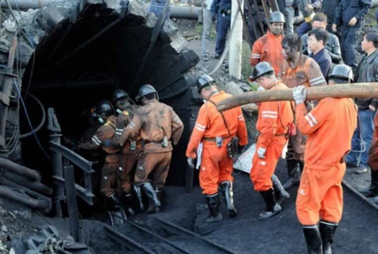 Mina de carvão colapsa na China e deixa mais de 50 trabalhadores presos